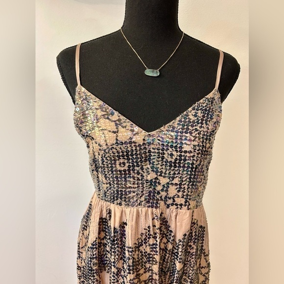 NWT Anthropologie Let Met Be Deep-V Dress in Neutral Motif Size Medium - Picture 4 of 16